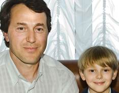 Дени Байсаров с 1 сентября ходил в школу,смотрел телевзор и читал статьи и комментарии о его деле в интернете 2009